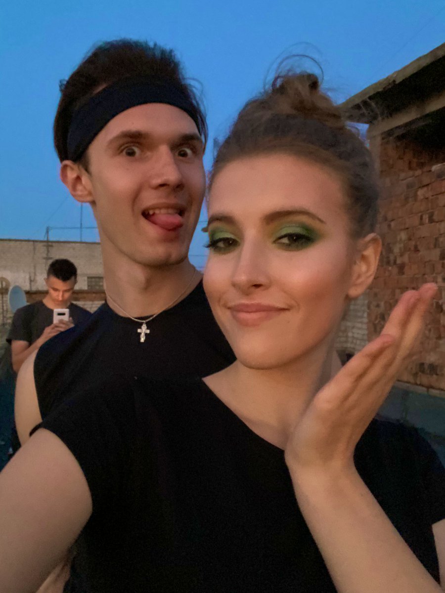 MISHATWEST's tweet photo. Папарацци сзади.. даже на крыше нашли 🌆 https://t.co/ZQVaPCdfT0