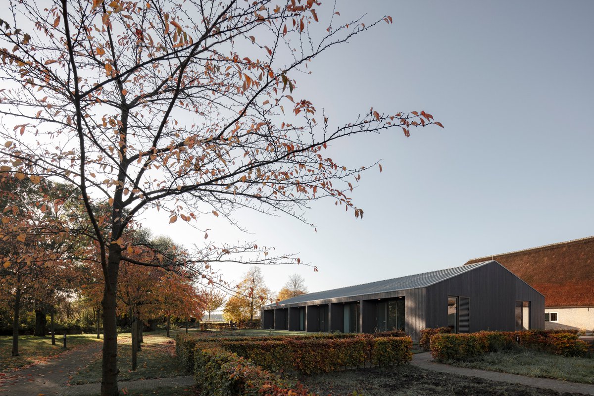 architectenweb's tweet photo. Een monumentale boerderij aan de zuidrand van Rotterdam is naar ontwerp van De Kovel architecten en studio AAAN getransformeerd tot een centrum voor terminale zorg: https://t.co/mvRxDTJ0Ll https://t.co/AzCB9IWOHm