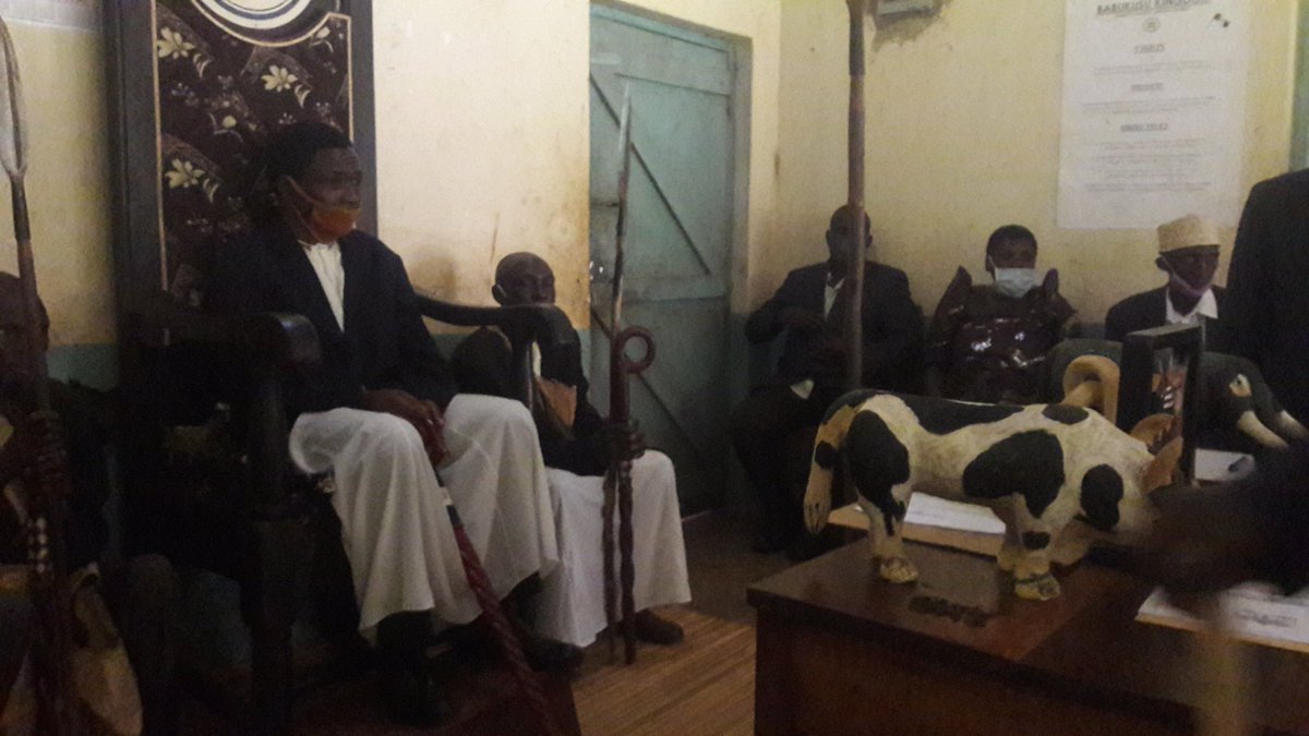 kakensaug's tweet photo. Swa Swa, Bakusu Swa.. #MuhooziProject team holding a meeting with Babukusu kingdom leaders in Bududa District to discuss about planting trees to encounter the long time landslides, planting coffee in the area. #MKINEASTERN #M72021 #MK2026 https://t.co/GehgFAq62b