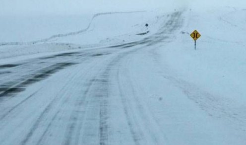 TTILosLagos's tweet photo. ⚠️🔴 #Osorno: paso fronterizo #CardenalSamoré cerrado para tránsito de vehículos de carga por intensas nevazones en Ruta CH-215 ❄️
Personal de mantención trabaja en el lugar, máxima precaución #PuertoMontt #Bariloche 🇨🇱🇦🇷 https://t.co/Ji7hJmj7dv