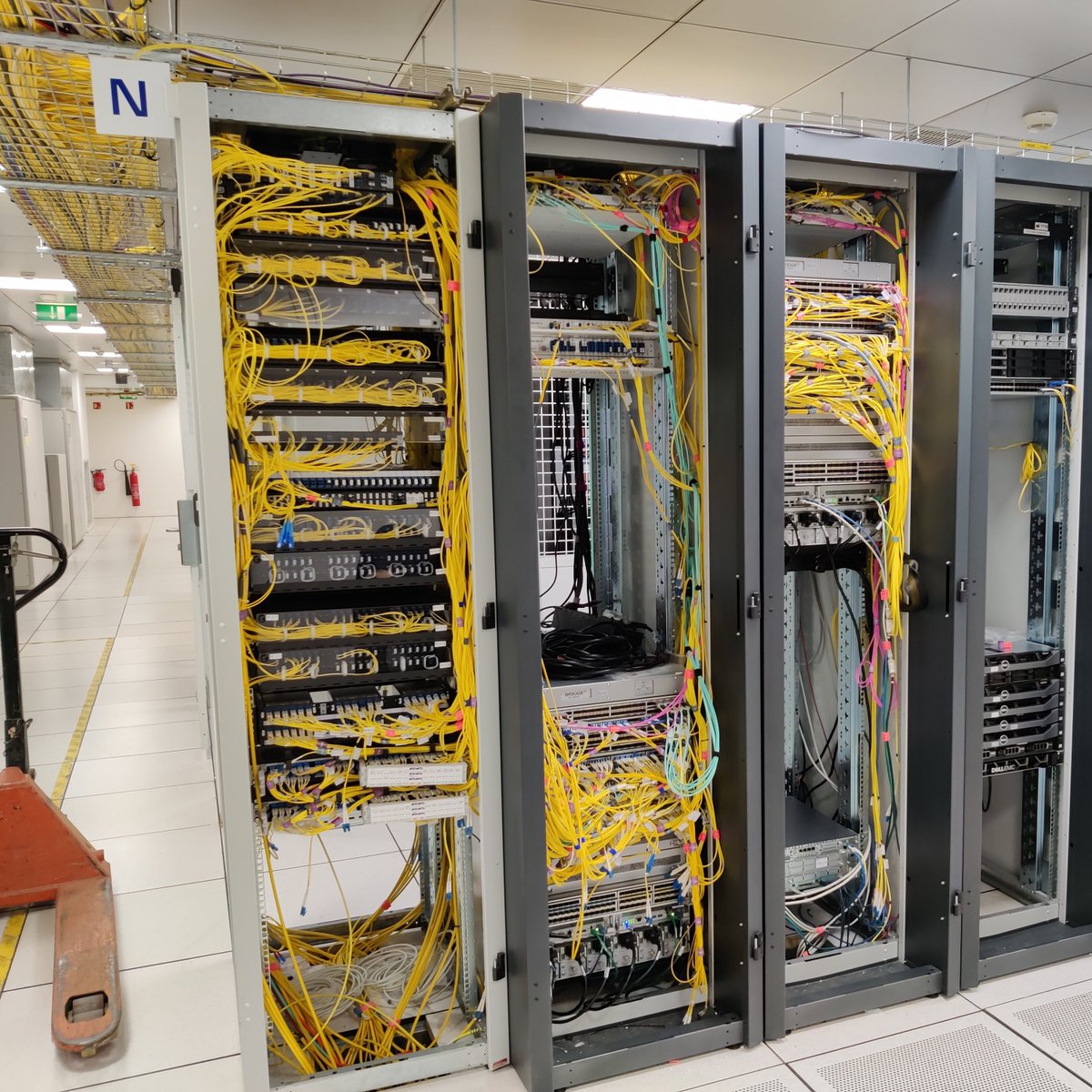 as51706's tweet photo. [Telehouse 2 Migration]
Moving from Extreme SLX to Nokia SR-s platform in TH2 : a thread. https://t.co/PBfuWxA9dW