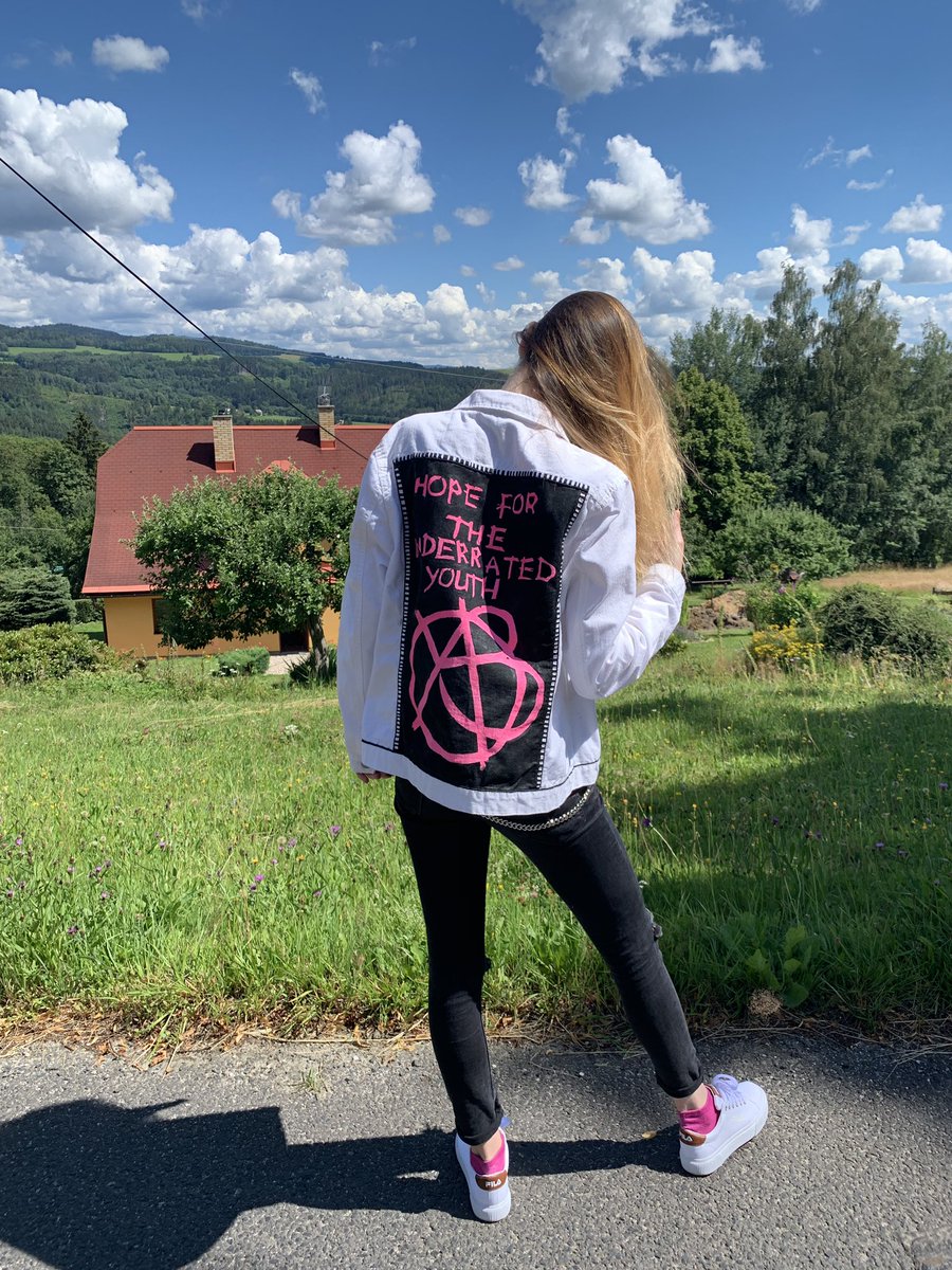 HUmlaufova's tweet photo. My first custome jacket I ever made 👀 I fookin luv u 🖤🖤 @yungblud #yungblud @YungbludArmy https://t.co/ILupIYOXp4