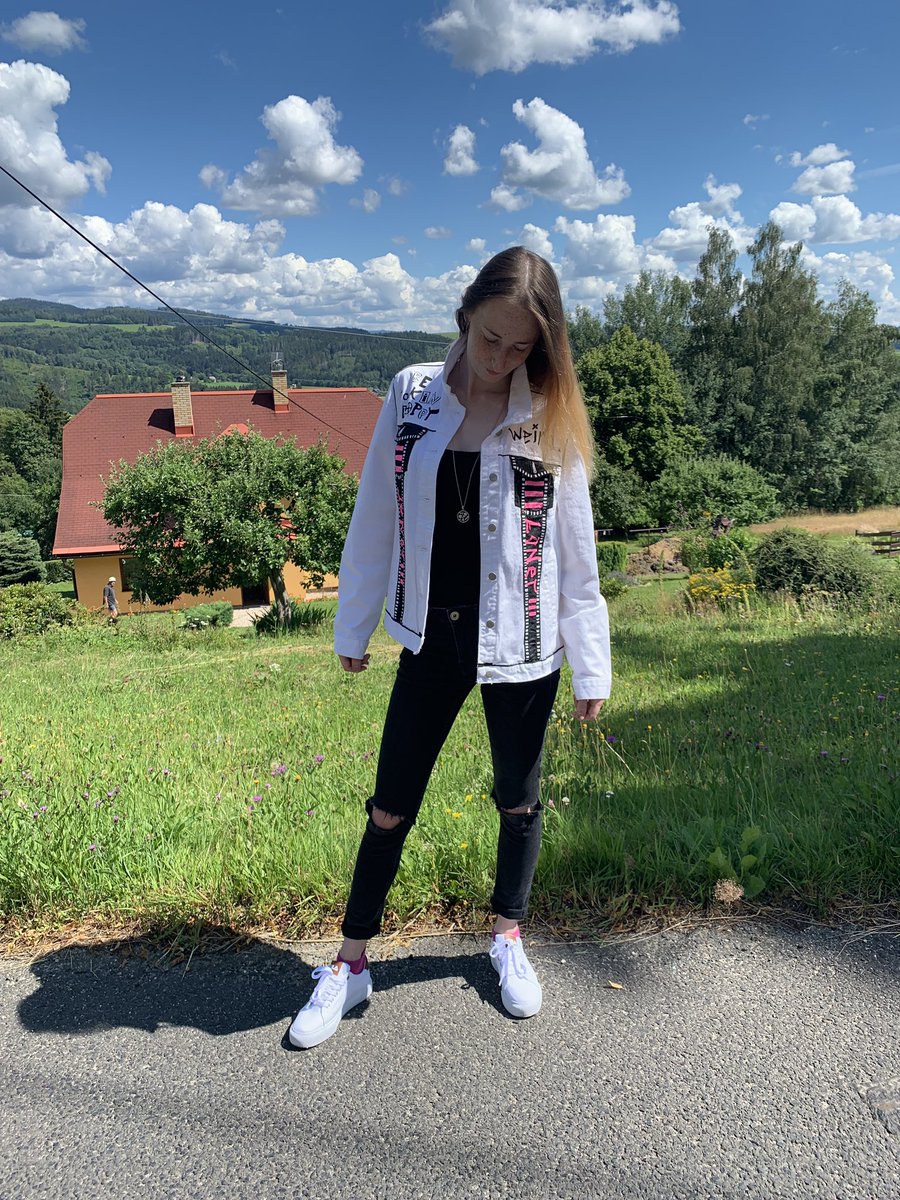 HUmlaufova's tweet photo. My first custome jacket I ever made 👀 I fookin luv u 🖤🖤 @yungblud #yungblud @YungbludArmy https://t.co/ILupIYOXp4