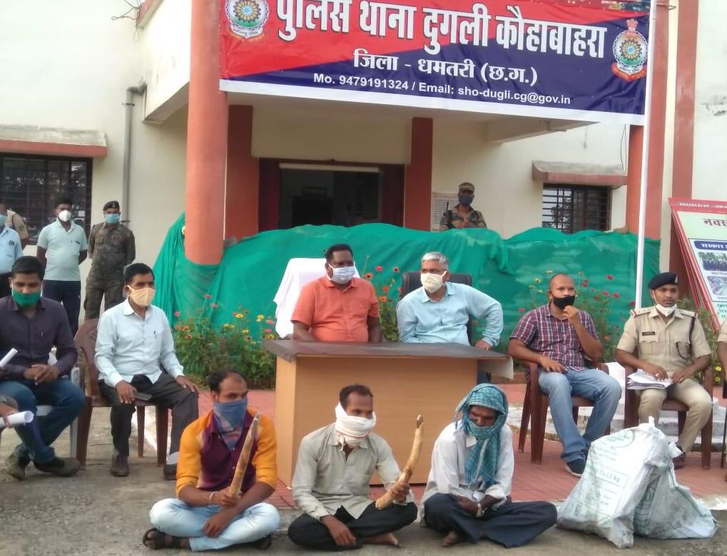 rashmidTOI's tweet photo. Chhattisgarh- A graceyard for elephants. #Elephantkilled , axed into pieces and buried in the fields after extracting its tusks for illicit #ivorysmuggling. Three arrested in Dhamtari district of Chhattisgarh. #Elephant remains retrieved from the fields. @Elephantsupport https://t.co/BB2XRIRJYz
