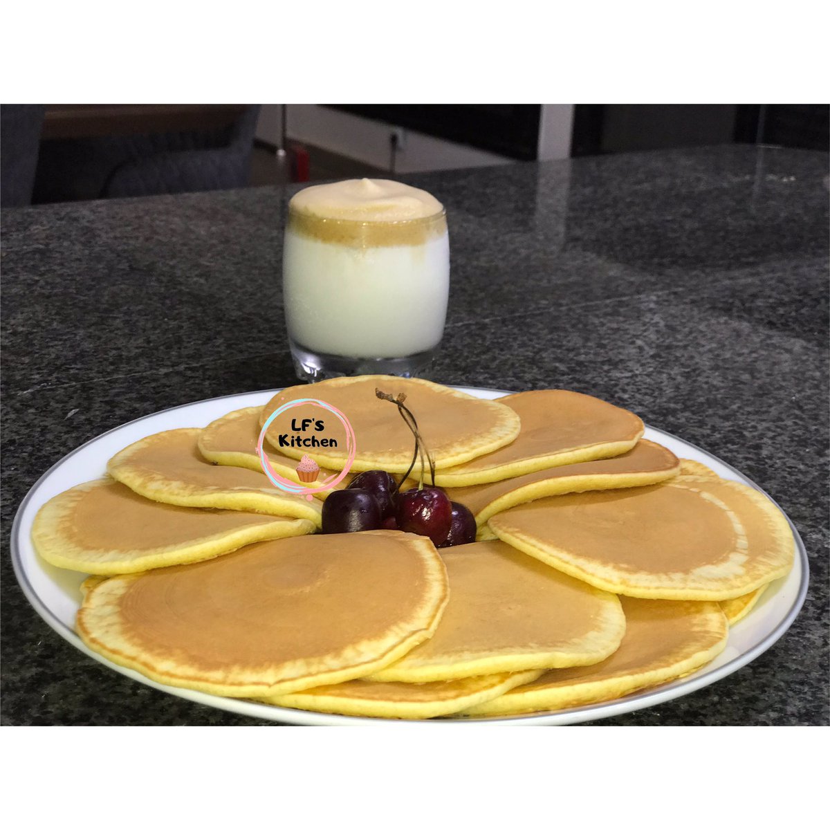 lf_kitchen12's tweet photo. Rien de mieux que de savourer ces pancakes bien moelleux avec un dalgona coffee ☕️ 
#pancakes #delicious #foodlover #icecoffee #dalgonacoffee #goûter #breakfast #brunch #welcometomykitchen #lfskitchen https://t.co/khbxHHotQb