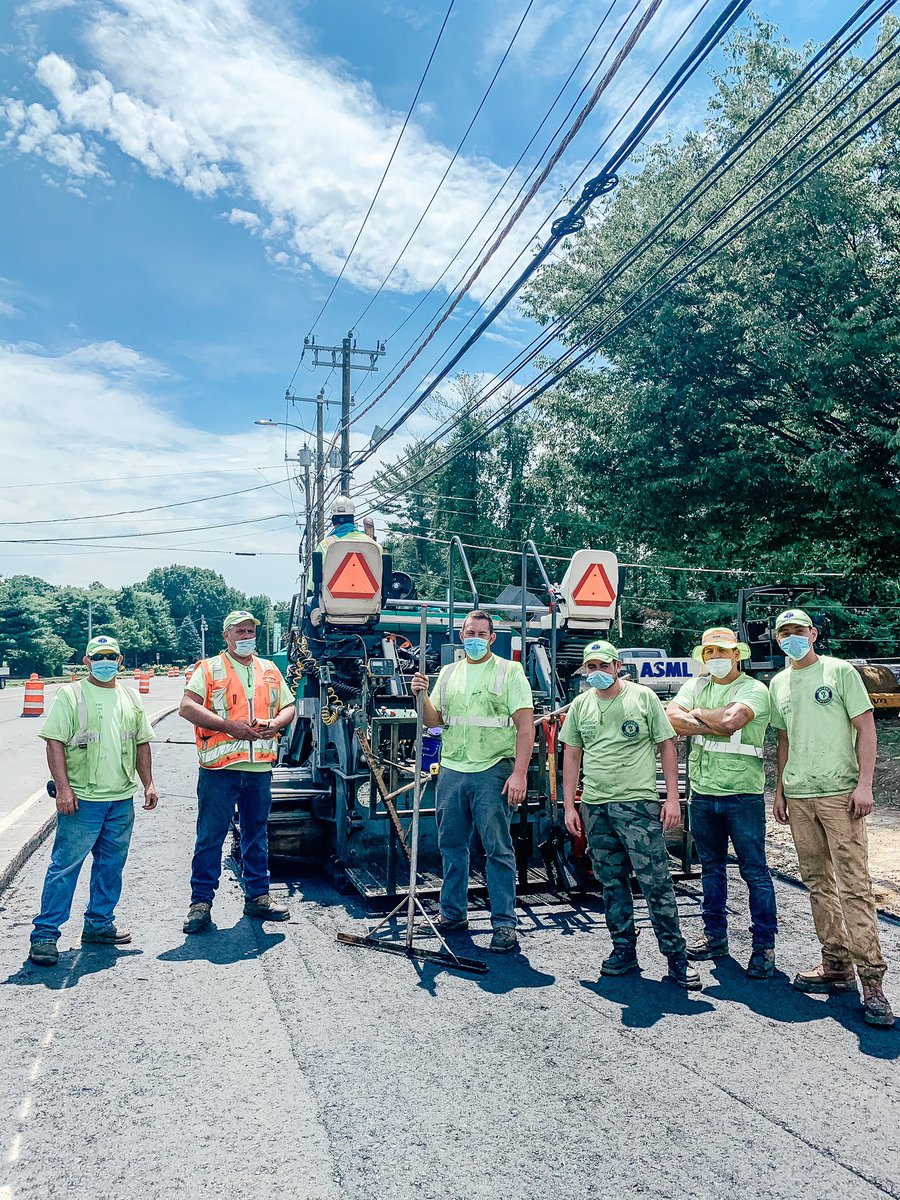 WatersConstruc1's tweet photo. Our team hard at work in the hot summer sun while doing their part to stay safe and wear masks 🚜🌞

Danbury Rd Wilton, CT

#paving #pavement #ctconstruction #asphalt #asphaltpaving #wearamask #safety #construction #waterspaving #roadwork #maskssavelives #doyourpart #danburyrd https://t.co/0khi14hs5l
