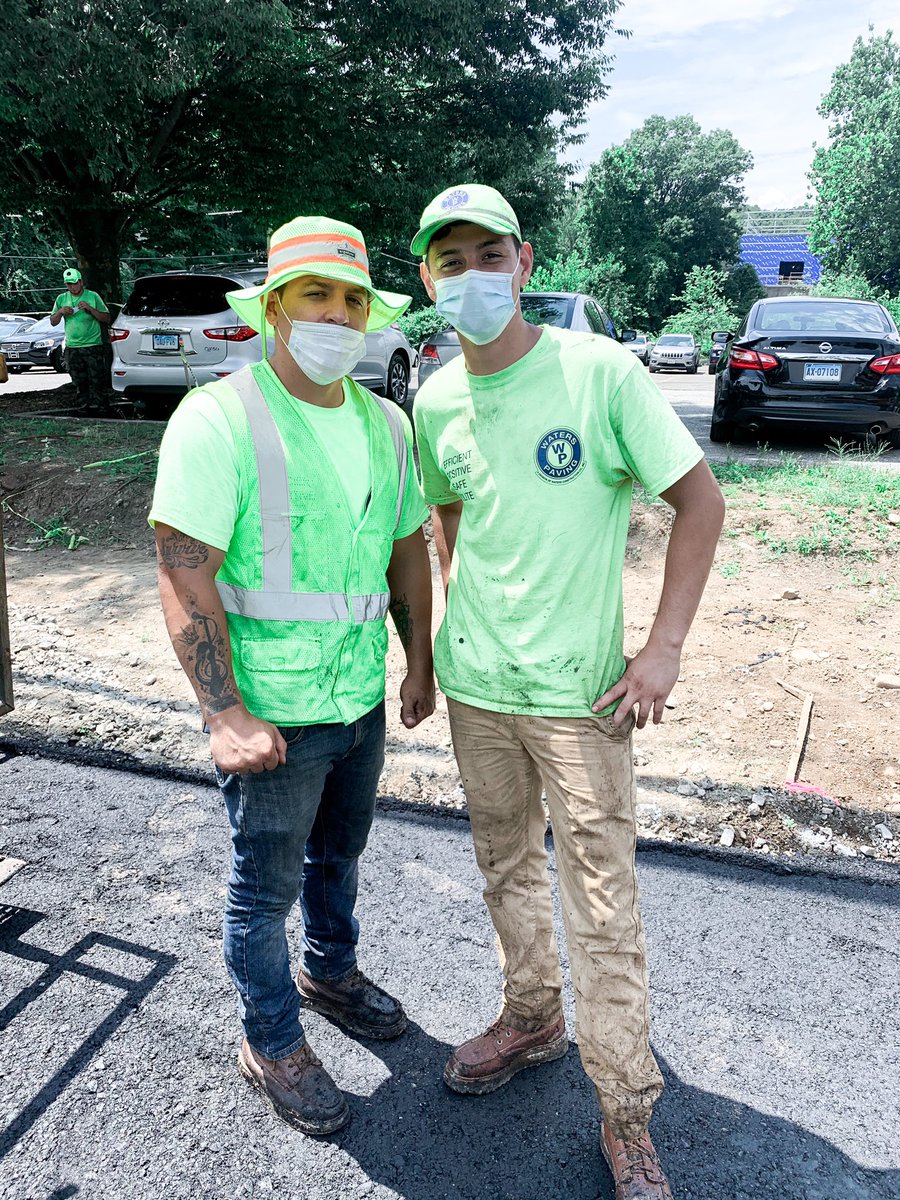 WatersConstruc1's tweet photo. Our team hard at work in the hot summer sun while doing their part to stay safe and wear masks 🚜🌞

Danbury Rd Wilton, CT

#paving #pavement #ctconstruction #asphalt #asphaltpaving #wearamask #safety #construction #waterspaving #roadwork #maskssavelives #doyourpart #danburyrd https://t.co/0khi14hs5l