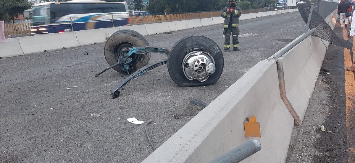 IxtapalucaAntes's tweet photo. ⚠️ Accidente en la autopista México-Puebla a la altura del Hospital Psiquiátrico, la vialidad está interrumpida en ambos sentidos. #TomePrecauciones https://t.co/qdy4Xa4xoj