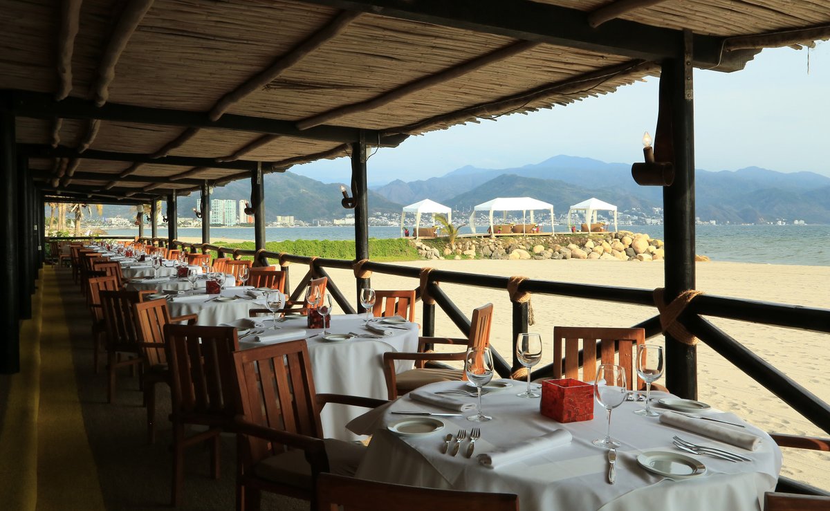 CDMXVelas's tweet photo. @VelasVallarta cuenta con dos centros de consumo, uno de ellos esta en frente del mar permitiendo degustar deliciosos platillos mientras disfrutas de un gran escenario natural https://t.co/k3LqXFdttW