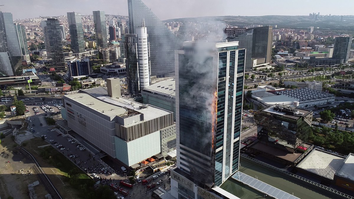 patronlar's tweet photo. Ankara'da korkutan yangın! 30 katlı Via Tower cayır cayır yandı. #Ankara  #viatower #viaflat #yangin 
https://t.co/WbVXraB6Fn https://t.co/Y1BRdT38Sz