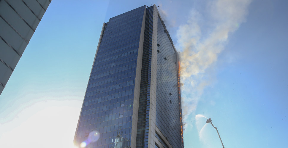 patronlar's tweet photo. Ankara'da korkutan yangın! 30 katlı Via Tower cayır cayır yandı. #Ankara  #viatower #viaflat #yangin 
https://t.co/WbVXraB6Fn https://t.co/Y1BRdT38Sz