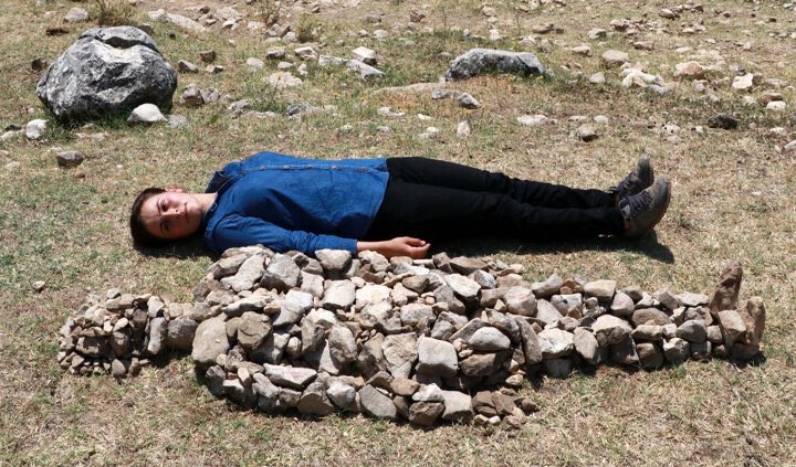 Burdur'da 'Çoban ressam' olarak tanınan Büşra Öğüt, cinayete kurban giden kadınlar için ‘Uyuyan Güzel’ adını verdiği bu heykeli yaptı.
Kadınlar bu Dünya’nın sınırsız enerji kaynağıdır.. ⚡️