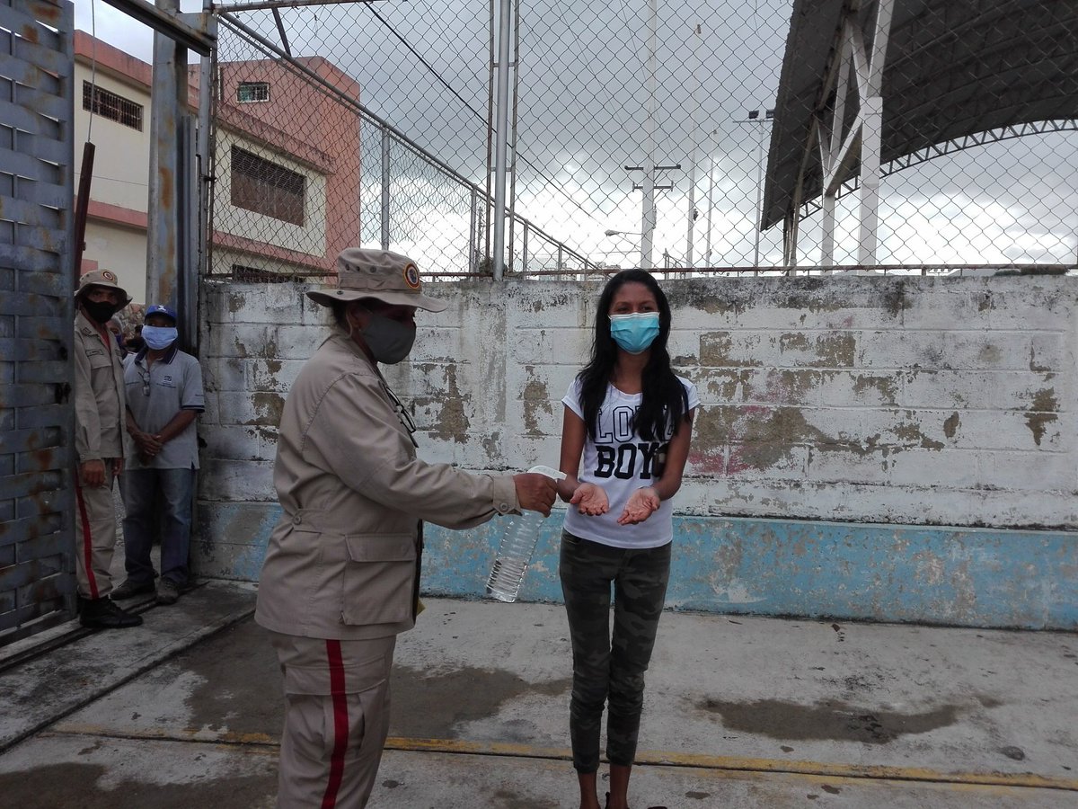 ApdiSanjose's tweet photo. #FelizLunes
#27Jul

Milicia Bolivariana de la APDI San José del Municipio Valencia acompaña Jornada de registro de nuevos electores.

#MiliciaBolivariana 
#LaSaludEsPrimero 
@ADI_Tacarigua https://t.co/lsFKc4Sj6l