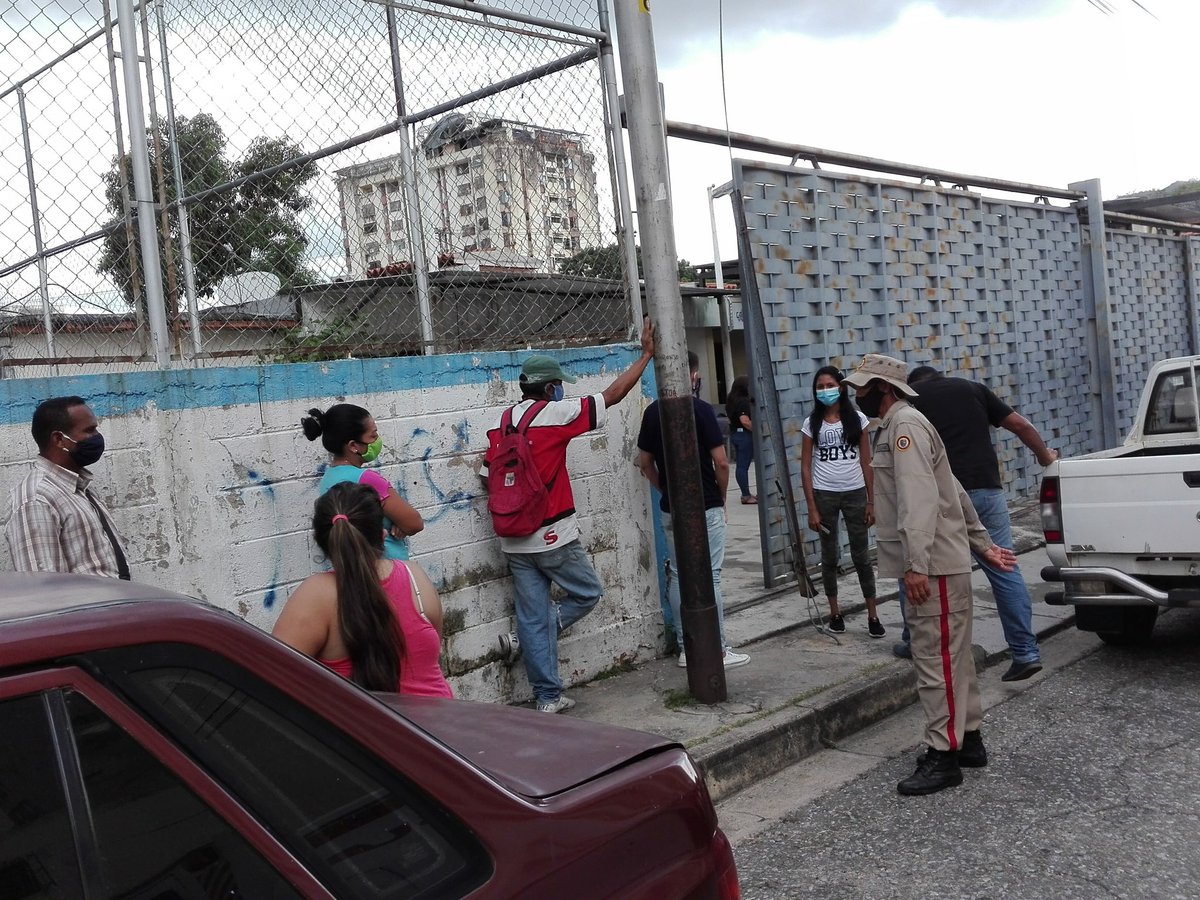 ApdiSanjose's tweet photo. #FelizLunes
#27Jul

Milicia Bolivariana de la APDI San José del Municipio Valencia acompaña Jornada de registro de nuevos electores.

#MiliciaBolivariana 
#LaSaludEsPrimero 
@ADI_Tacarigua https://t.co/lsFKc4Sj6l