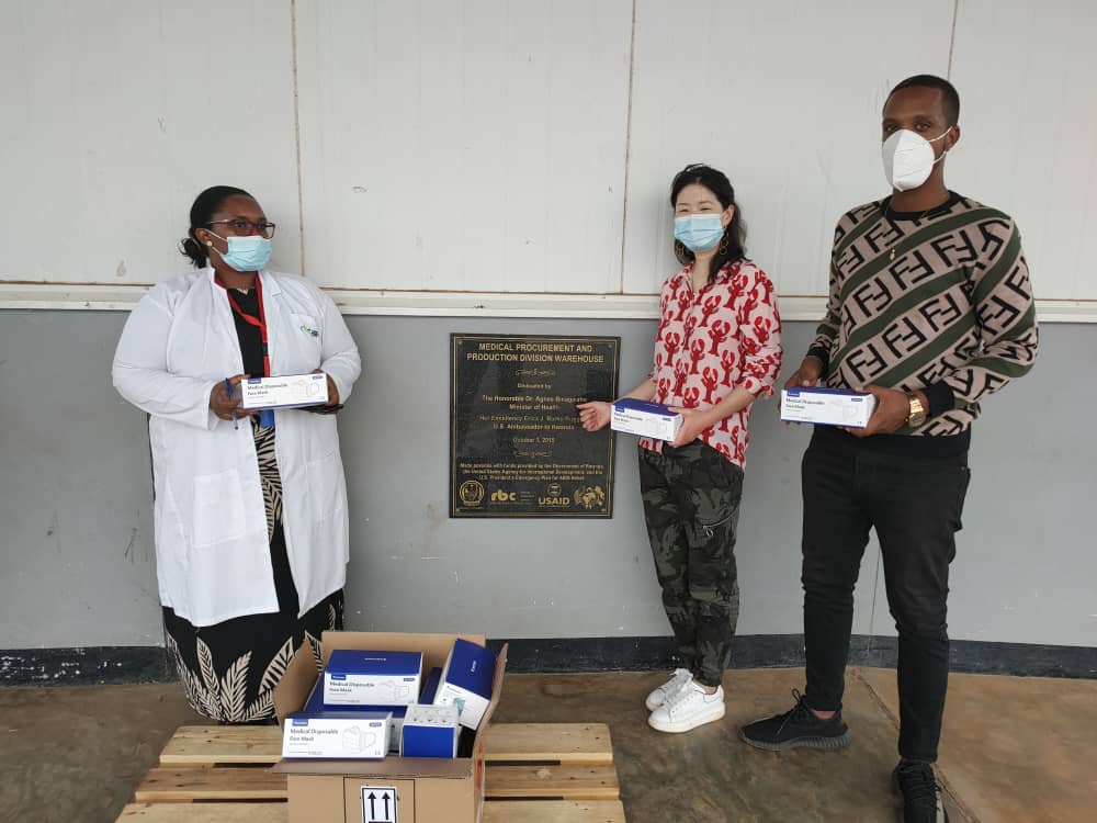 albcontact's tweet photo. These times though!!
lovely to see #Rwanda youth collaborating &amp; contributing to efforts fighting #COVIDー19 
they, with Chinese partners, donating masks for Frontline Soldiers in this struggle
every hand will help till Victory 
👏🏾 @BryonMutijima https://t.co/88481g6yaU