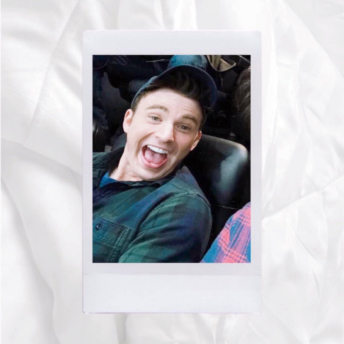 your polaroids if chris evans was your boyfriend — 𝒂 𝒕𝒉𝒓𝒆𝒂𝒅 