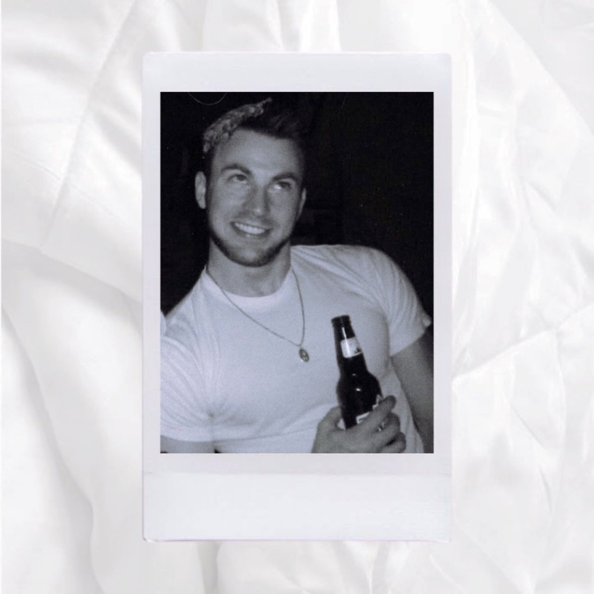 your polaroids if chris evans was your boyfriend — 𝒂 𝒕𝒉𝒓𝒆𝒂𝒅 