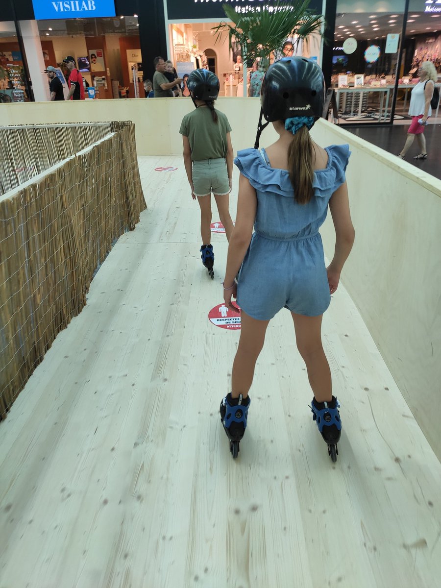 natanfreeskate's tweet photo. Roller Disco inside a Mall 🎊🇨🇭😁

#rollerdisco #loveroller #instaroller #vacation #switzerland #rollerschool #rollerblades #inlineskates #patinsinline #patin #rolki #rolkitime #welovetoskate 
#rollerblader #inlineskating #funonwheels https://t.co/ccks60Dv85