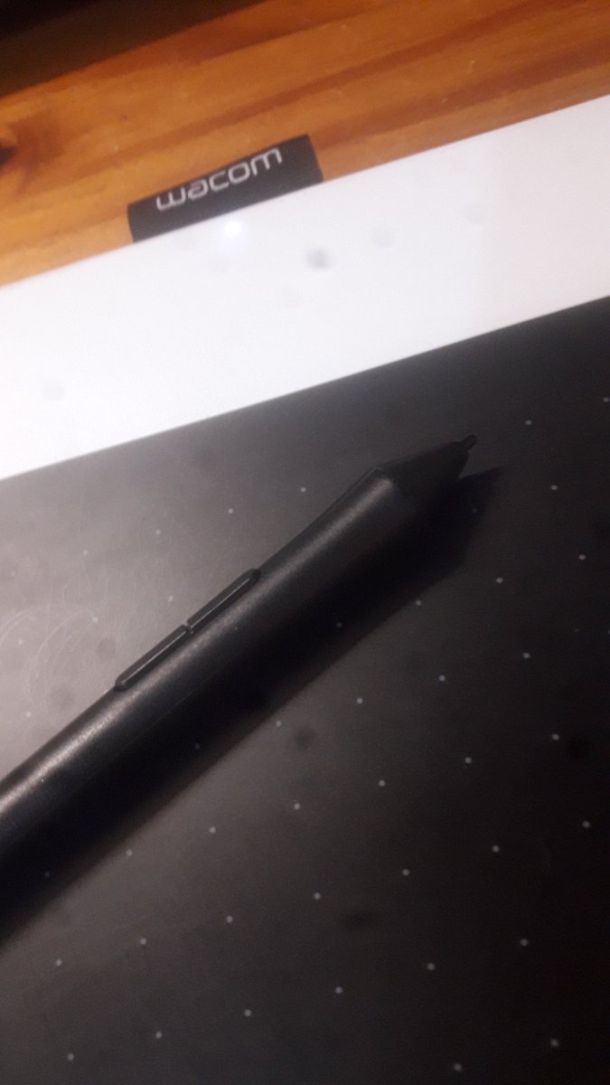 Luana_KLS's tweet photo. Pude conectar la wacom a la pc ahora no me para nadie ndeau, recen por que el injerto de cables que le hice no me queme la pc 🤠 https://t.co/dwnjKvoY3U