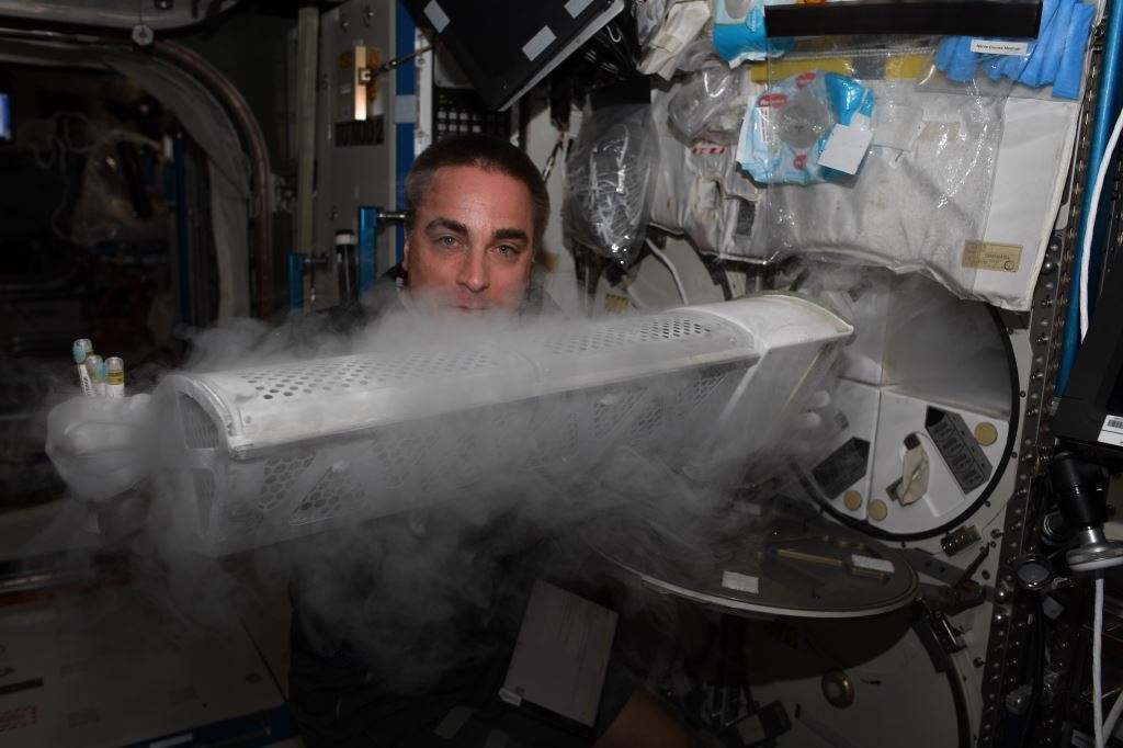 I gave it all up for science today. Blood, saliva, number 1, and number 2. 

The samples were for the Food Physiology study which is looking at how our diet affects our immune function and gut microbiome in space. go.nasa.gov/2X0LD2F