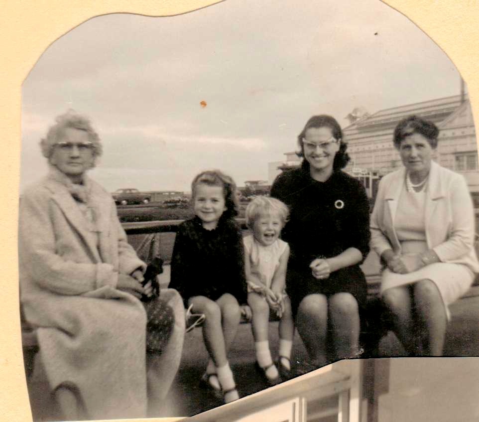 Tracy Baines Seaside Girl tweet media