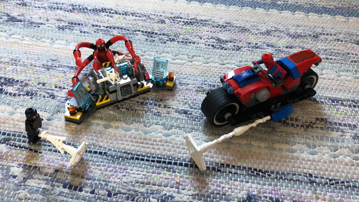 TacoReviews_67's tweet photo. My first review: set 76113 Spider-Man Bike Rescue. The set i think is fine, but the main draw for me is Carnage. He is a great minifigure, and i love those scary eyes. The Miles Morales minifigure is also preatty Good looking, and the spider-man minifigure is also. https://t.co/deRRLyNH1B
