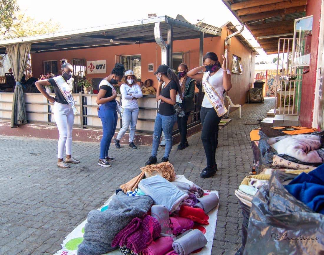 Miss_IVPR's tweet photo. Miss Ivory Park Refined Team @Bula Mahlo Day Care/Orphanage
We collected 67 blankets and they were donated to the above mentioned Orphanage.
#wetouchthecommunityweserve
#therefinedgang
#kasipageant
#mandelamonth https://t.co/a69kUf34cZ