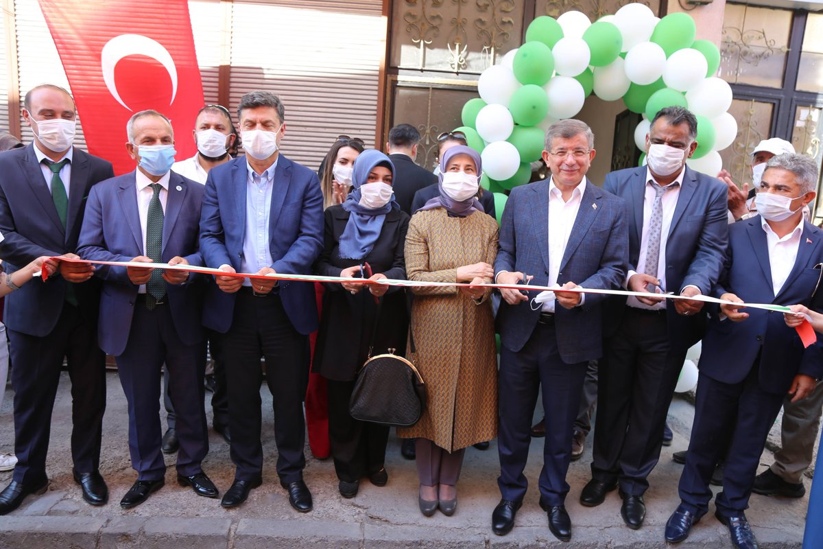 Ahmet_Davutoglu's tweet photo. Serhat şehrimiz Kars’ta İl Başkanlığımızı açtık, esnaflarımızı ziyaret ederek, Karslı hemşehrilerimizle sohbet ettik. Bu aziz topraklara sevgi tohumları eken şehrin manevi öncüsü Ebu’l Hasan Harakani Hazretleri’nin türbesini yeniden ziyaret etmenin mutluluğuna eriştik. https://t.co/DEOGiGPye0