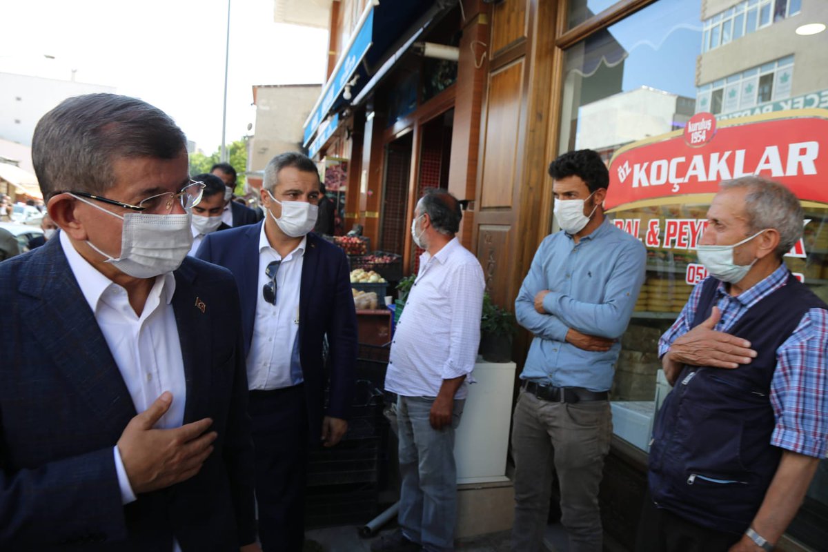 Ahmet_Davutoglu's tweet photo. Serhat şehrimiz Kars’ta İl Başkanlığımızı açtık, esnaflarımızı ziyaret ederek, Karslı hemşehrilerimizle sohbet ettik. Bu aziz topraklara sevgi tohumları eken şehrin manevi öncüsü Ebu’l Hasan Harakani Hazretleri’nin türbesini yeniden ziyaret etmenin mutluluğuna eriştik. https://t.co/DEOGiGPye0