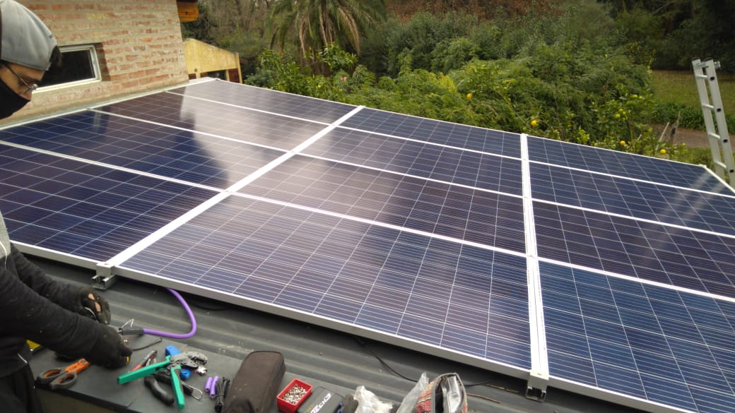 mesch's tweet photo. Hoy es Lunes, con L de instalación Fotovoltaica!
@pmaril colgado del techo trabajando!
pronto más fotos y descripción de la obra!

mándenle aliento y algo calentito que hace frío! https://t.co/JKAos9ga6B