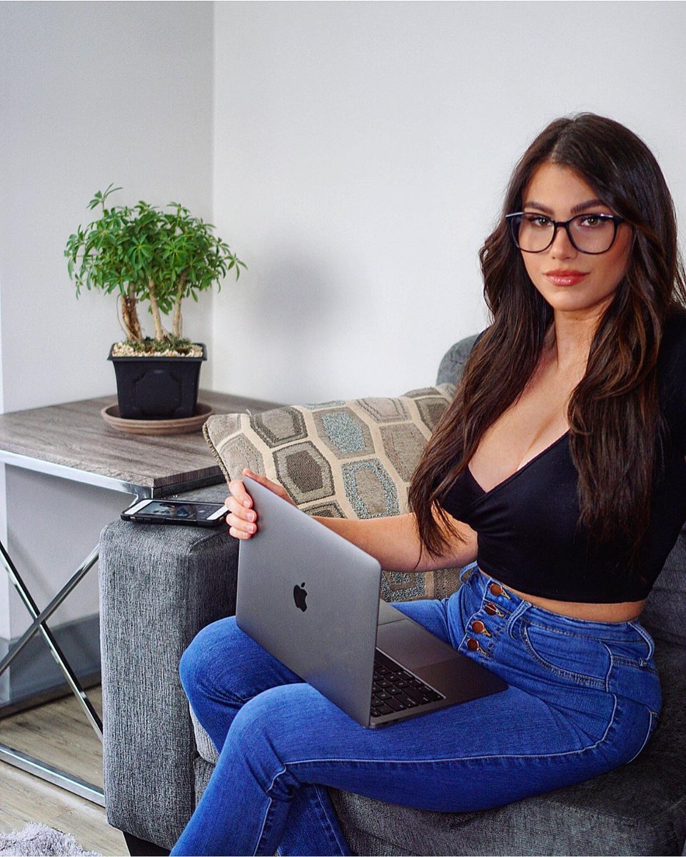 GlassesUSA's tweet photo. Whether you're schooling or working from home protect your eyes from blue light with BLUEASE the next generation of blue light blocking technology. 💙
👓 Amelia E. Barbara - https://t.co/2Zjei3nWEq
📷 @noellekayleigh
#backtoschool #bluelightblocking #BLUEASE https://t.co/g8LW1JqMEO