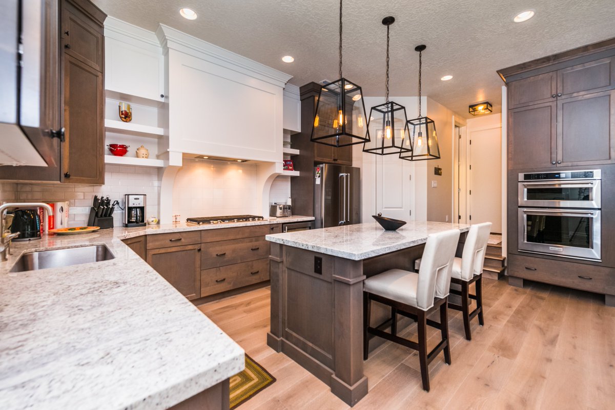 LivingZenith's tweet photo. Who says energy efficient has to be harsh fluorescent? Warm rustic lighting meets energy star certified in every Living Zenith home! #netzerohome #sustainableliving #climateaction #beautifulutahhomes #lightingdesign #lightingdecor #livingzentih https://t.co/8abmPidhaU