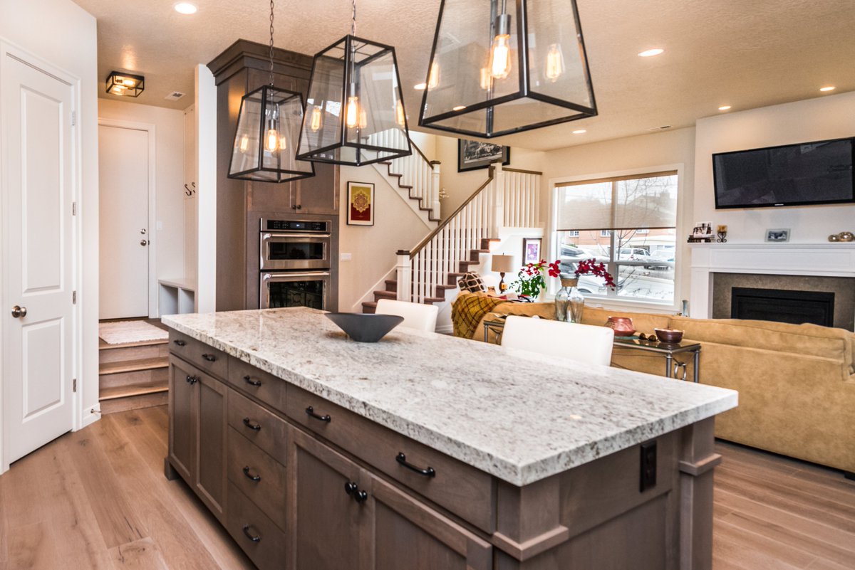LivingZenith's tweet photo. Who says energy efficient has to be harsh fluorescent? Warm rustic lighting meets energy star certified in every Living Zenith home! #netzerohome #sustainableliving #climateaction #beautifulutahhomes #lightingdesign #lightingdecor #livingzentih https://t.co/8abmPidhaU