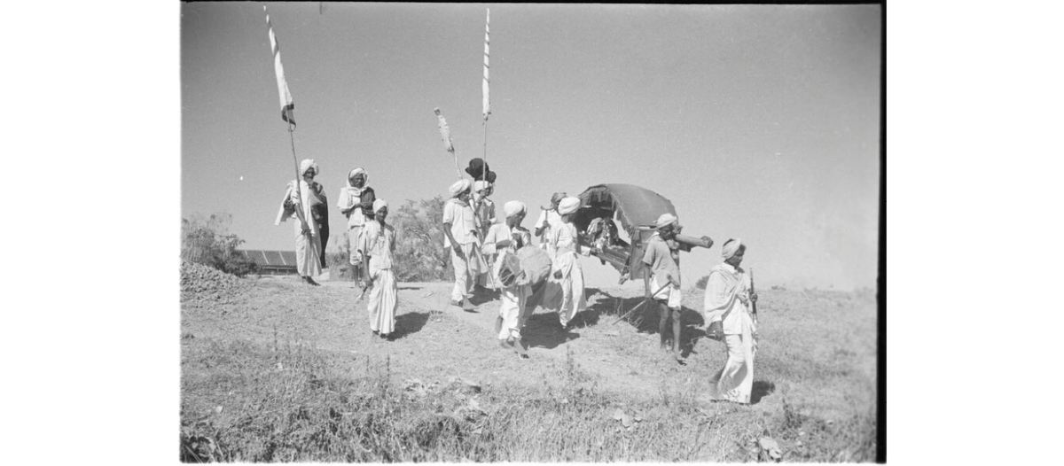 SOAS_SpecColl's tweet photo. #Telugu is the 3rd most spoken language in South Asia after Hindi & Bengali. It is mainly spoken in the south Indian states of Andhra Pradesh & Telangana.
Check out the photographs taken in those states by C. von Fürer-Haimendorf in the 1940's: https://t.co/7gijEl2JIC
#SOASLangs https://t.co/UTGdMyWuq3