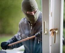 SmethwickWMP's tweet photo. We would like to take this opportunity to remind you always remain vigilant with regards to #Burglary. Check out @securedbydesign for approved anti-lock snapping security measures, which can be of a great benefit to your property. #StaySafe #StaySecure #LockSnapping #Crime https://t.co/kt8RQp38ld
