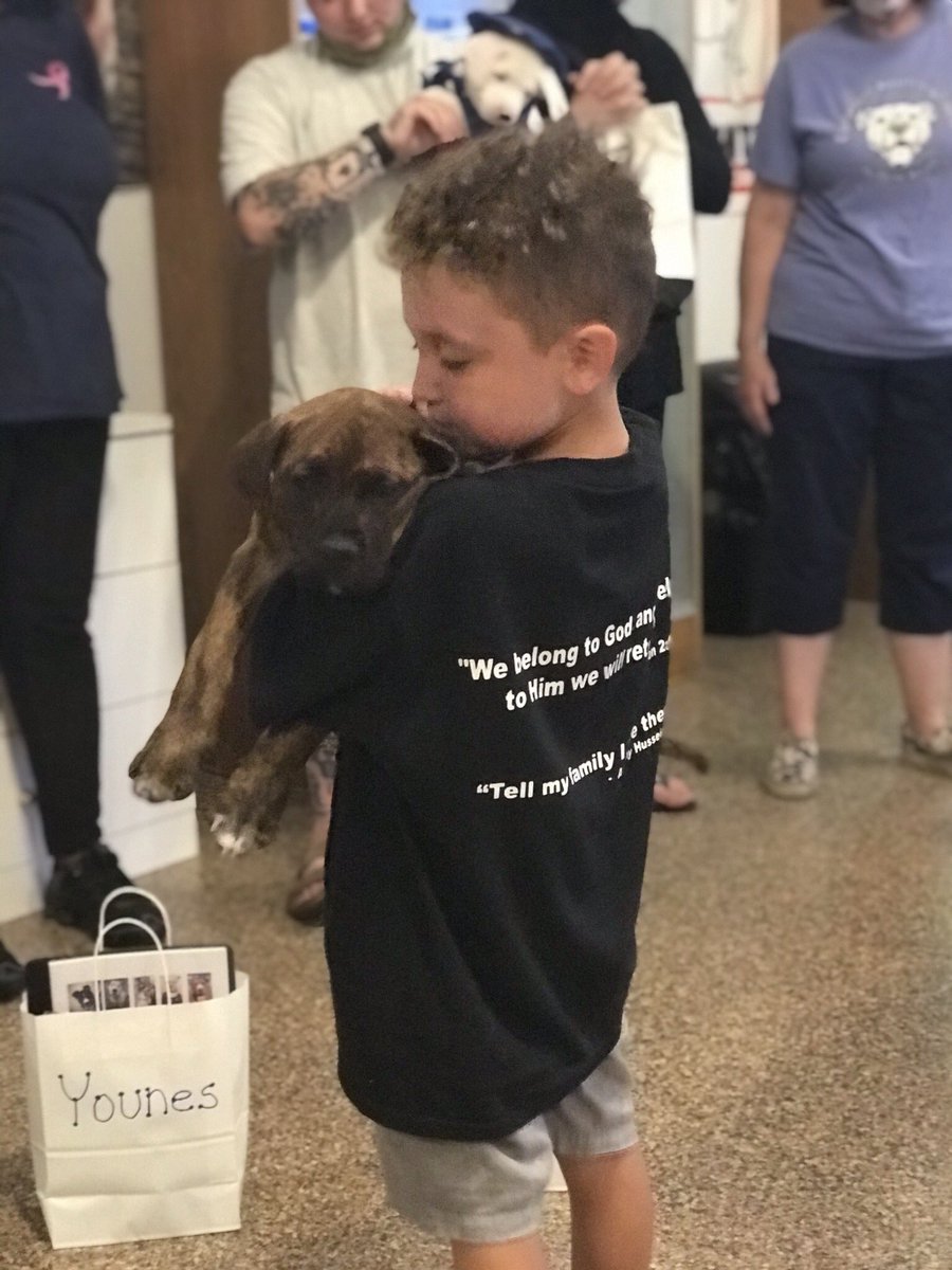 Toledo_PD's tweet image. Last stop on the Dia Drive is at the Lucas County Pit Crew. The puppies were waiting to meet the Dia Family and TPD - thank you to everyone who donated! All puppies you see here will be up for adoption!  #DiaDrive2020 @LCPitCrew