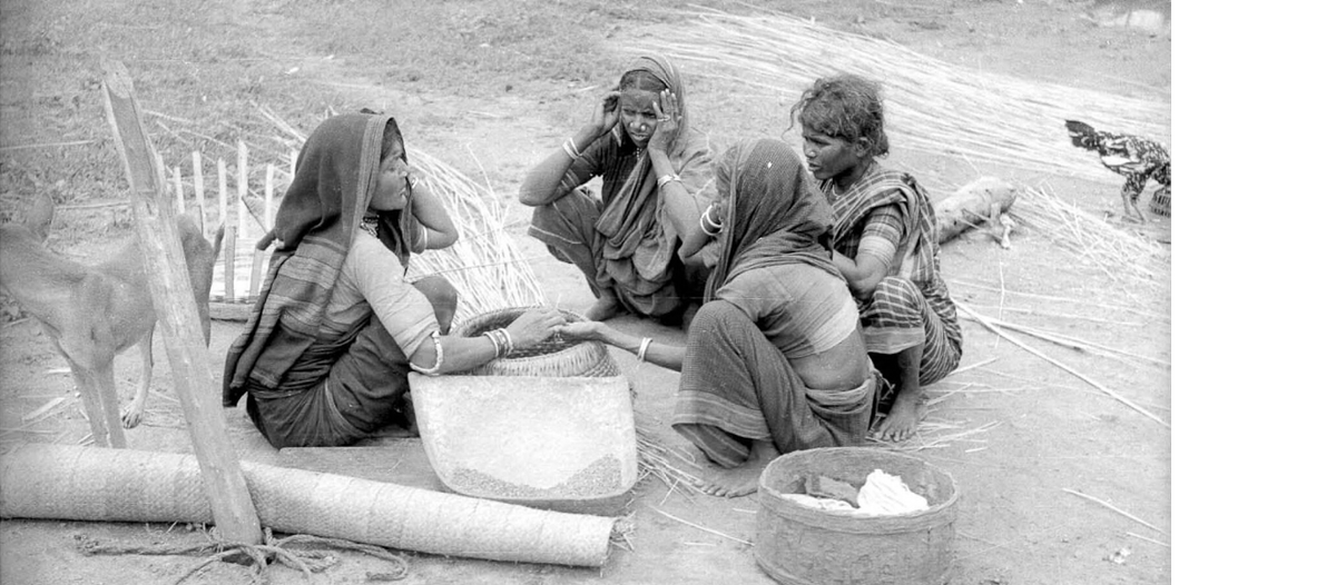 SOAS_SpecColl's tweet photo. #Telugu is the 3rd most spoken language in South Asia after Hindi & Bengali. It is mainly spoken in the south Indian states of Andhra Pradesh & Telangana.
Check out the photographs taken in those states by C. von Fürer-Haimendorf in the 1940's: https://t.co/7gijEl2JIC
#SOASLangs https://t.co/UTGdMyWuq3