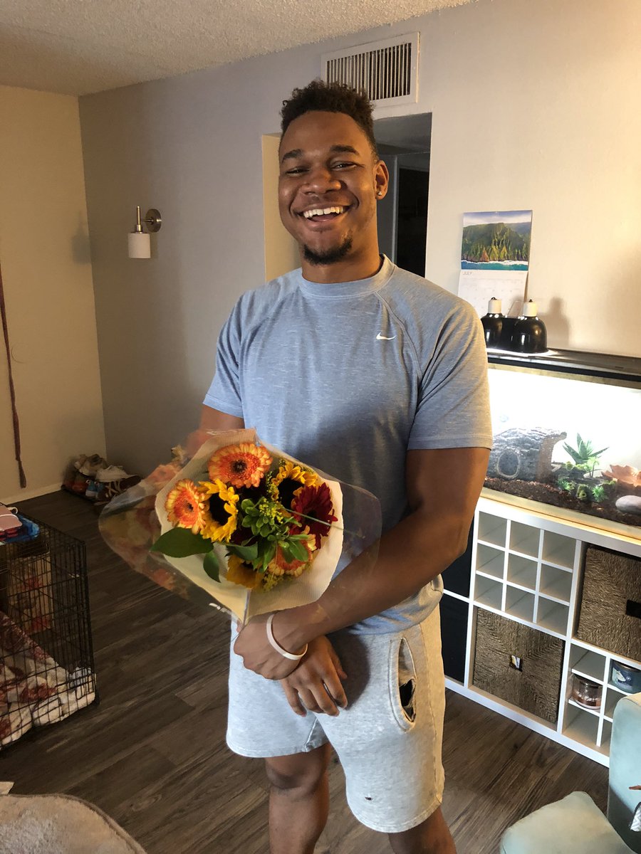 rrodriquez15's tweet photo. it’s ok to surprise ur mans with flowers when he’s sad 💐💛 https://t.co/RaW5falJAD