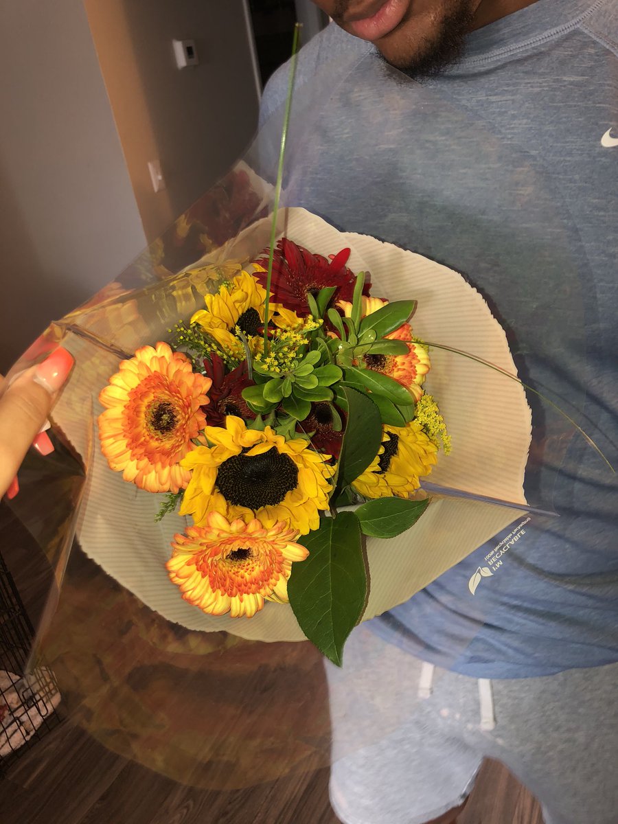 rrodriquez15's tweet photo. it’s ok to surprise ur mans with flowers when he’s sad 💐💛 https://t.co/RaW5falJAD