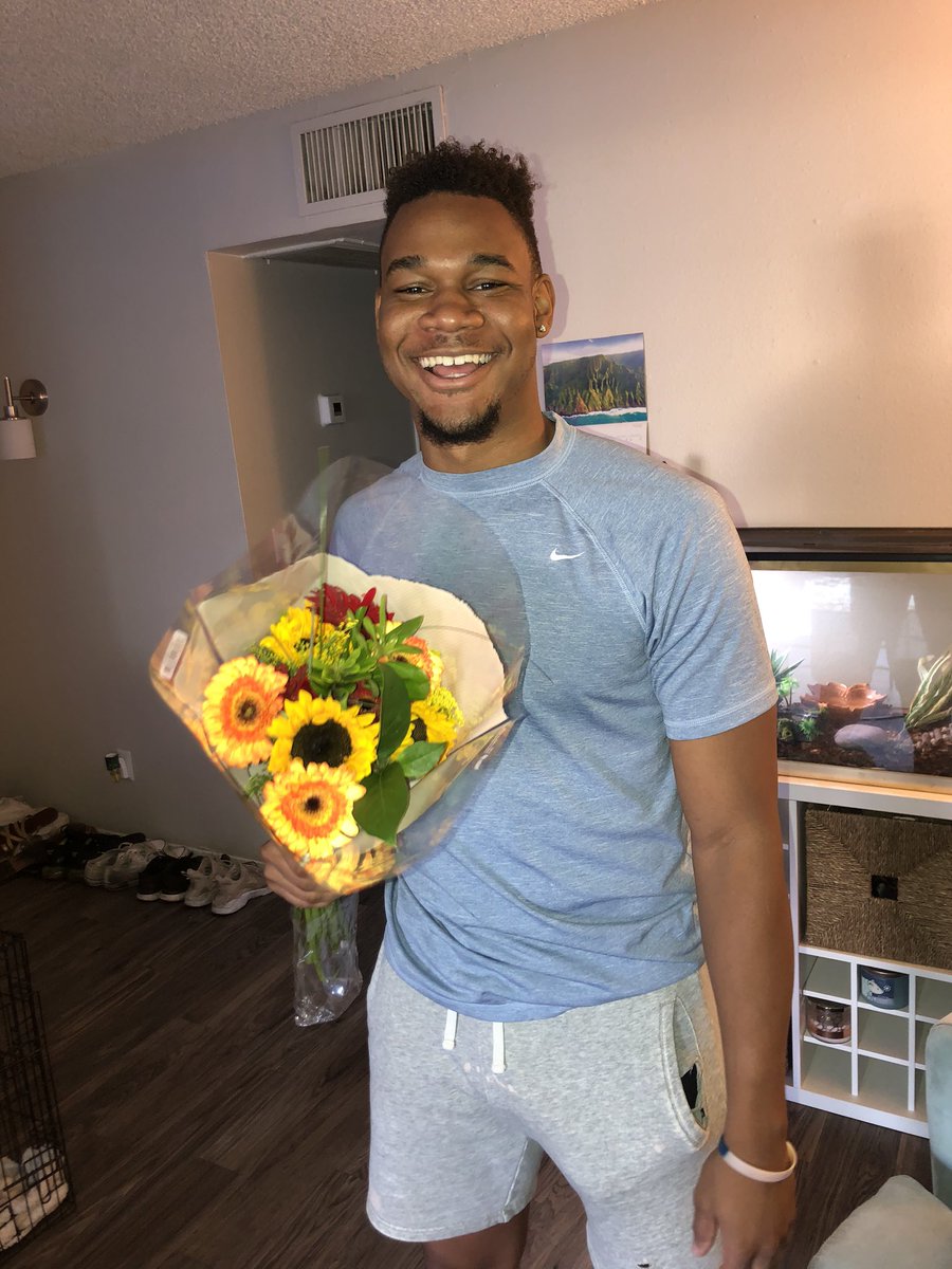 rrodriquez15's tweet photo. it’s ok to surprise ur mans with flowers when he’s sad 💐💛 https://t.co/RaW5falJAD