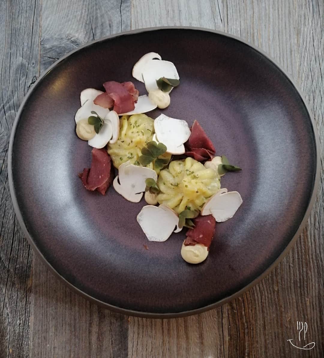 Josef Kellner 

Lungauer Steinpilze | Hirschrohschinken | Rosmarin 🦌🍄🌲
#gutehrlichessen #regional #unserelobbyistdasprodukt #saisonal #ravioli #handmade #wild #frischesteinpilze #niederösterreich #traditionundevolution #eurotoquesoesterreich