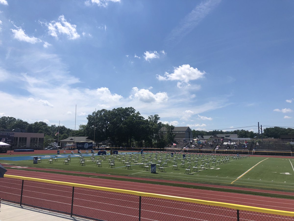 baristanet's tweet photo. MHS graduation- 2 pm group should get participation trophy #freakinghot https://t.co/a7JB8hkgRv