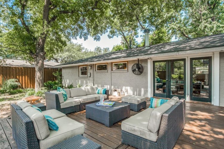 jarradbarnes's tweet photo. Our new listing at 3464 Timberview Road is an eclectic mid-century bungalow tucked away in a quiet neighborhood on an oversized heavily treed lot. Jarrad for more details on this Austin-style home.
#jarradbarnes #daveperrymillerrealestate 

https://t.co/jfRsttXKae https://t.co/II0dSUacBG