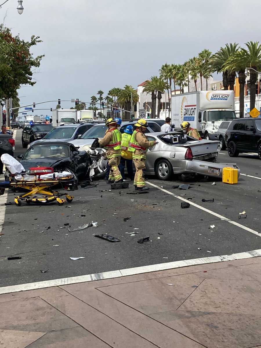 CostaMesaPD's tweet photo. 🚨#Sigalert Lanes blocked on 19th Street and Newport Boulevard. Please avoid area as we respond along with @CMFD_PIO https://t.co/ZrhSqd55VE