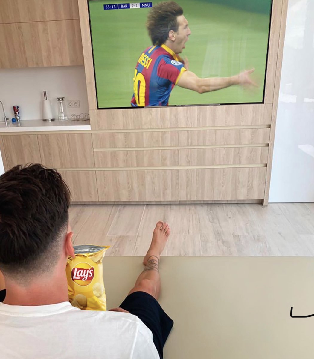 ryanhammer09's tweet photo. Messi watching messi is the stuff we need to know about #definitelynotanad https://t.co/nStLilTzwk