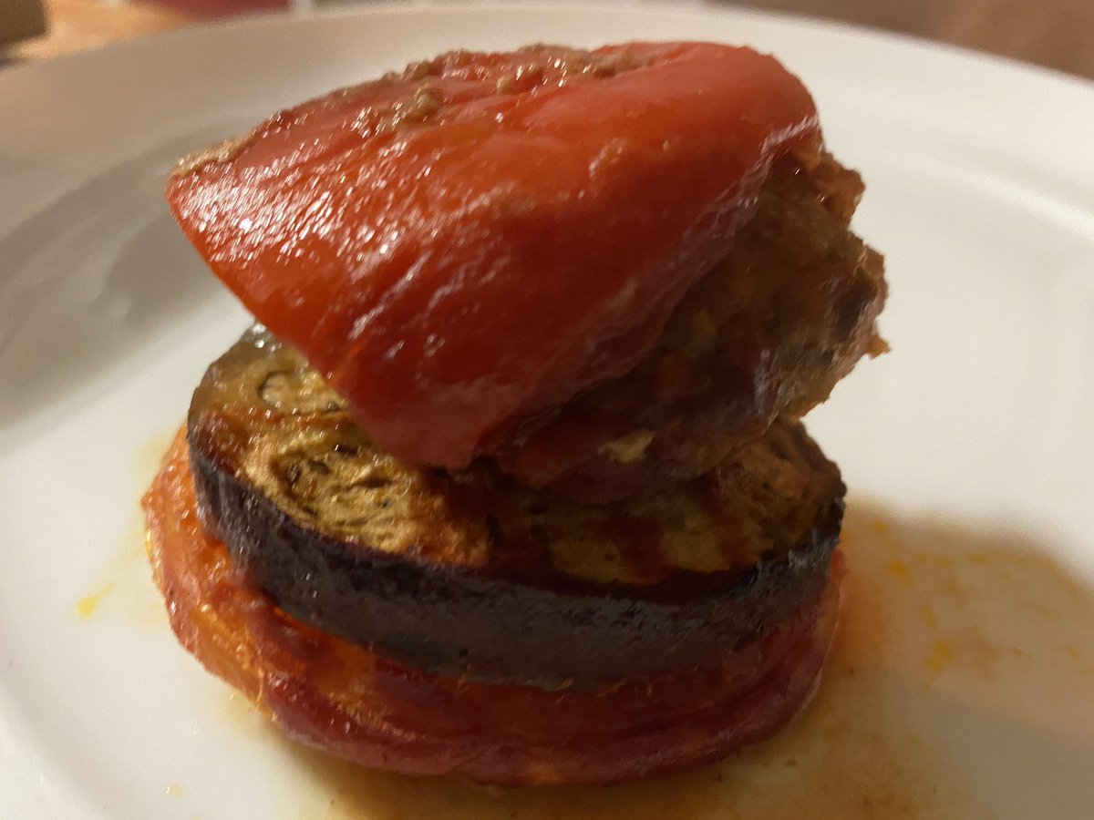 MartelizeBrink's tweet photo. Hierdie is LIEFlik. So geurig. Baie dankie vir die heerlike resep. Tayfun Aras se ma se frikadel-gebak, Izmir Köfte. Jy kry dit in sy boek “Anatoli” en op ons webblad 👉 https://t.co/JUyS1U8GmJ #turkish #turkishmeatballs #izmirköfte @zarsg https://t.co/CySyM0nPwL