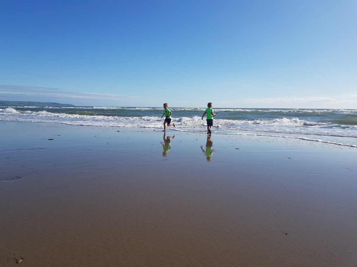 caroholmes's tweet photo. @AwayResortsUK we arrived at Barmouth Bay this afternoon, just as the rain cleared to blue skies, and we could not be more thrilled.  Our caravan is amazing and the beach and views... wow. Can't wait for the rest of the week! https://t.co/2g0QM6dDJv