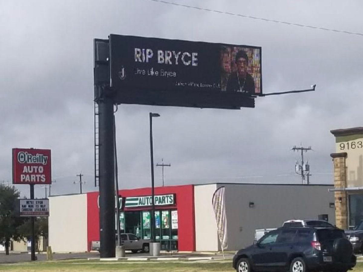 CTtheMicSlayer's tweet photo. A digital billboard with the words βRIP Bryceβ spotted on FM 78 over OβReillys Auto Parts in honor of Converse Judson football player Bryce Wisdom, who lost his bout with kidney cancer at the age of 17 yesterday evening.
#BryceStrong #RIPBryce #LiveLikeBryce https://t.co/NfScw9NNiR