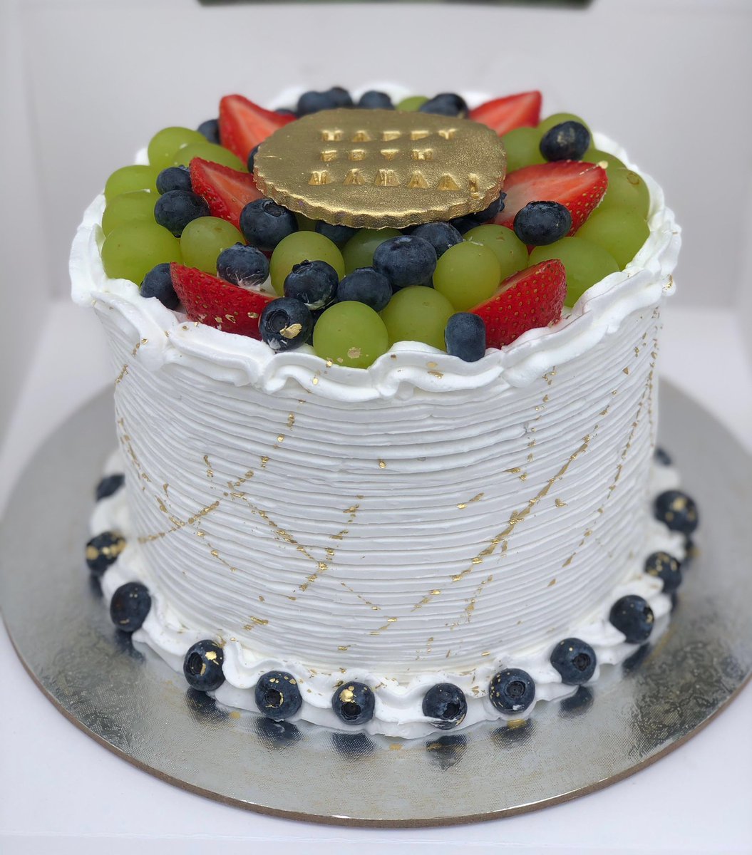zisvngs's tweet photo. Fruit overload! 🍓🍇

Please RT
#zisungs #accrabaker #birthdaycake #chocolate #strawberries #blueberries #whitegrapes #ediblegold https://t.co/qLkEmphqgP