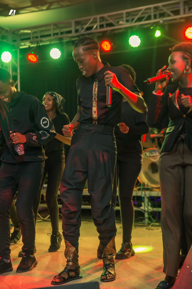 akezanet's tweet photo. [RETOUR EN IMAGES] 
S'en est suivi près de 2h de musique, entre danse et messages évangéliques. Le tout devant les yeux de leurs parents présents pour l'occasion.
#akezanet #lesbeautesdecheznous #VictoriousTeam #KainosConcert https://t.co/KKwsWcoNc6